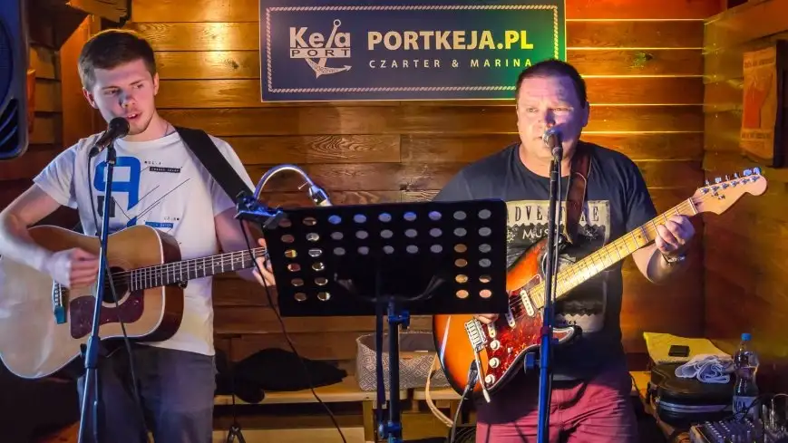 Zachód słońca w poetyckich dźwiękach muzycznego duetu 