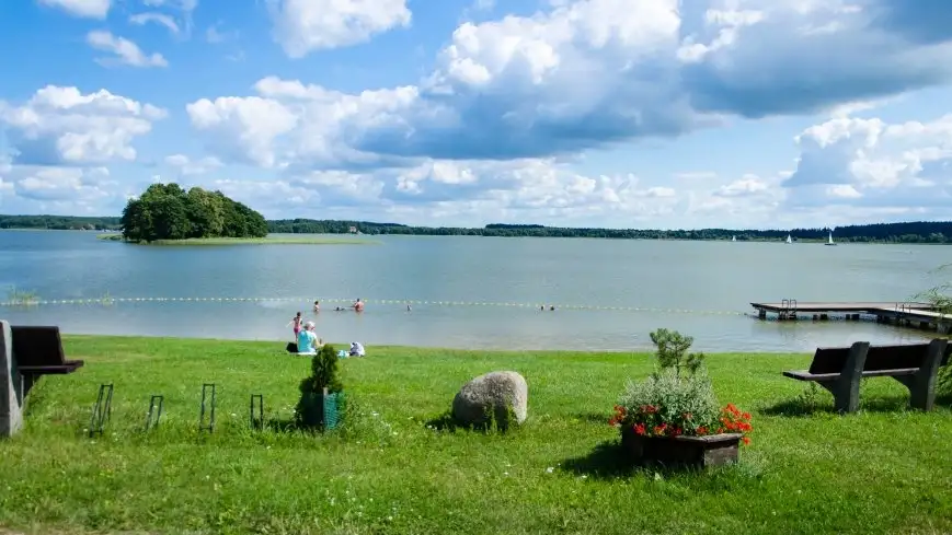 Plaża sołecka w Kolonii Rybackiej, nad brzegiem Święcajt 