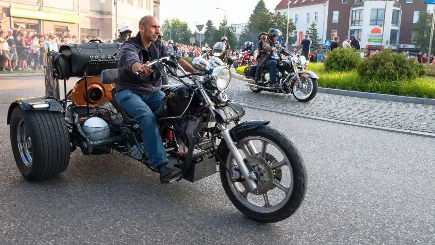 Parada motocykli ulicami Giżycka 