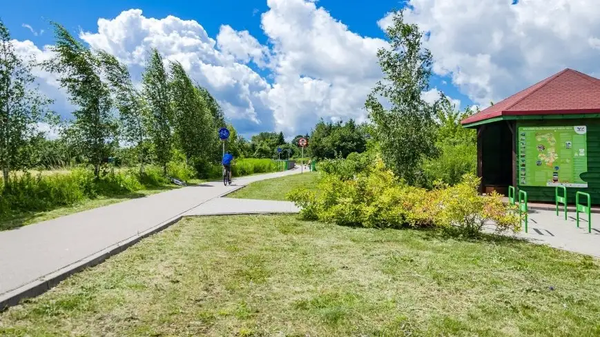 Mazurska Pętla Rowerowa ma połączyć się ze szlakiem Green Velo na północy województwa (na zdjęciu tzw. MOR, czyli Miejsce Obsługi Rowerzystów w Węgorzewie, przy wyjeździe na Gołdap) 