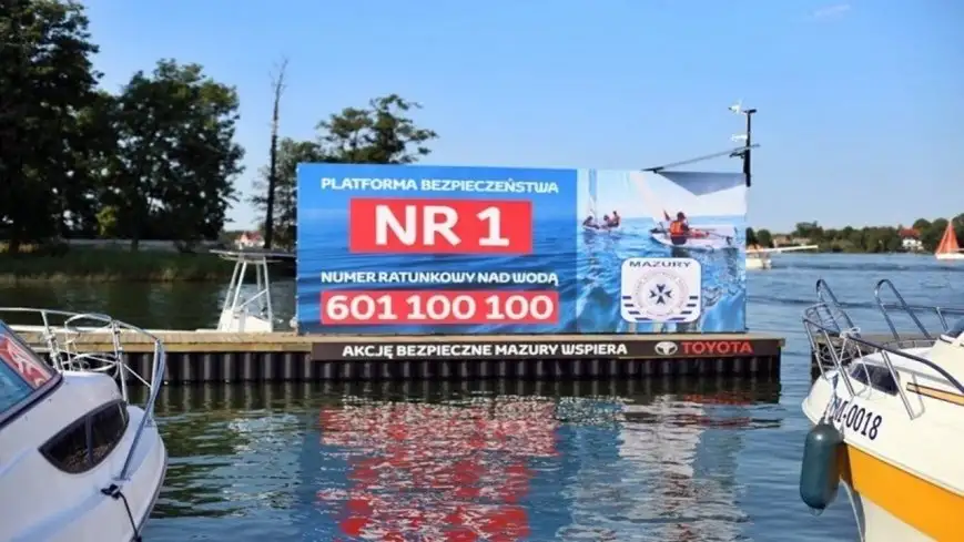 W ramach akcji „Bezpieczne Mazury” na główne szlaki żeglugowe po jeziorach spławiono 24 specjalne platformy