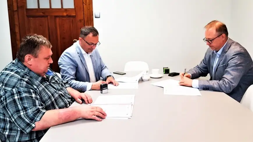 Burmistrz Giżycka Wojciech Karol Iwaszkiewicz (w środku) podczas podpisywania umowy na realizację zadania: Przebudowa nabrzeży basenu portu śródlądowego w Giżycku