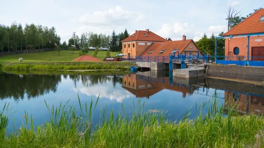 Gościnne progi starej elektrowni nad rzeką Węgorapą
