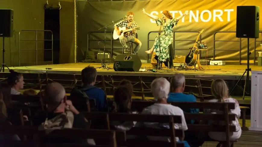 Hipnotyzujący wokal podkreślony gitarą akustyczną 