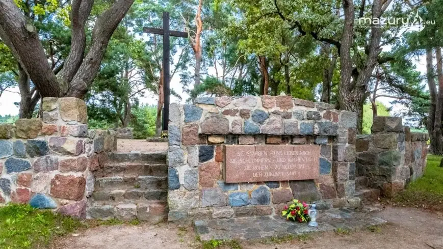 Cmentarz wojenny z okresu I wojny światowej na wzgórzu nad Święcajtami