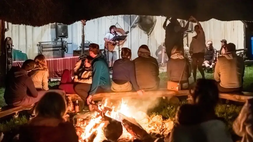 Żeglarskie koncerty z ogniskiem to znak rozpoznawczy Portu Tło Dla Mew w Rydzewie 