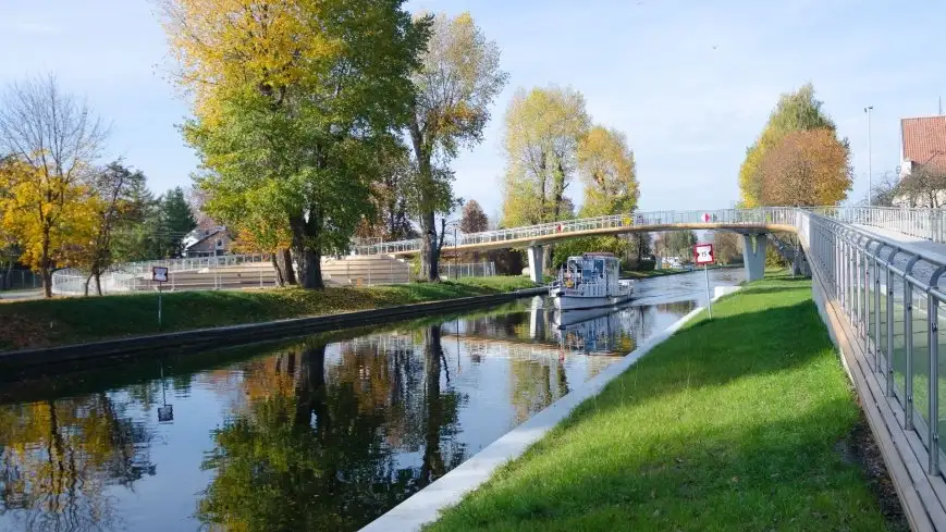 Po nowej kładce nad Kanałem Łuczańskim 