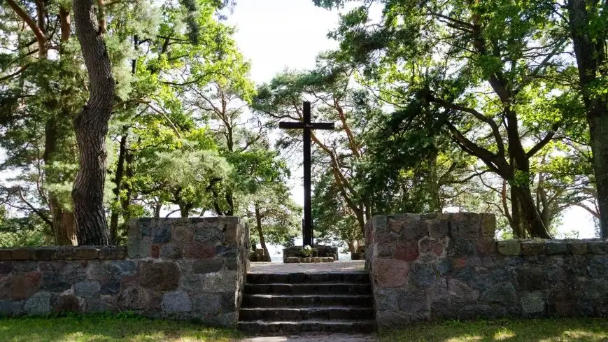 Cmentarz wojenny z okresu I wojny światowej położony na malowniczym wzgórzu nad Święcajtami nieopodal Węgorzewa 