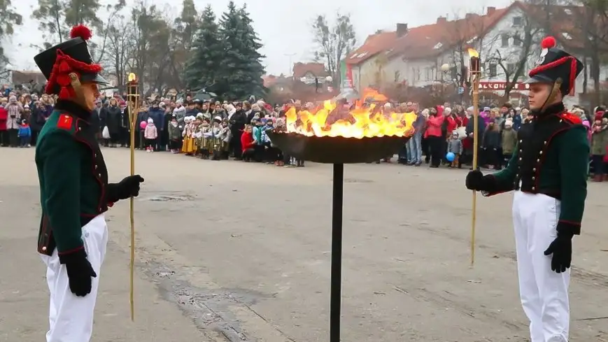 Węgorzewianie co roku gromadzą się na placu w centrum miasta, by uczcić Narodowe Święto Niepodległości