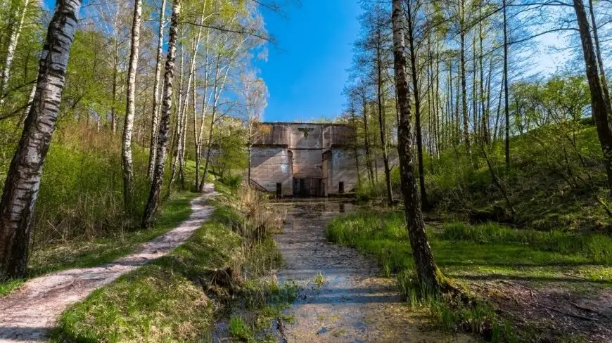 Monumentalna i tajemnicza śluza w Leśniewie Górnym