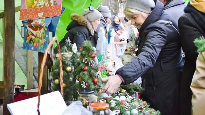 Tegoroczny węgorzewski Jarmark Bożonarodzeniowy odbędzie się na terenie parafii Dobrego Pasterza (na zdjęciu świąteczny kiermasz podczas Wigilii Miejskiej na placu Wolności)