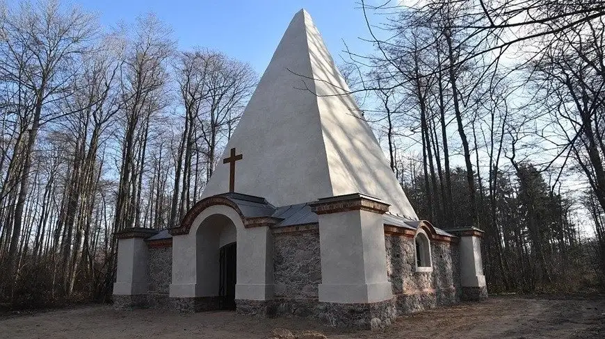 Niezwykłe miejsce mocy na Mazurach. Piramida w Rapie odnowiona