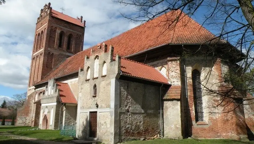 To warto zobaczyć. Sątoczno – majestatyczny kościół i ruiny zamku
