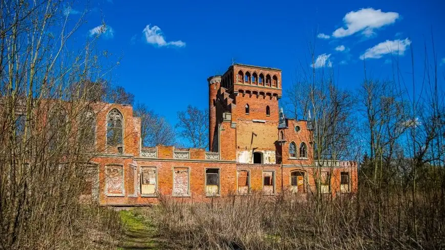 Pałac w Prośnie – monumentalna, romantyczna i tajemnicza ruina