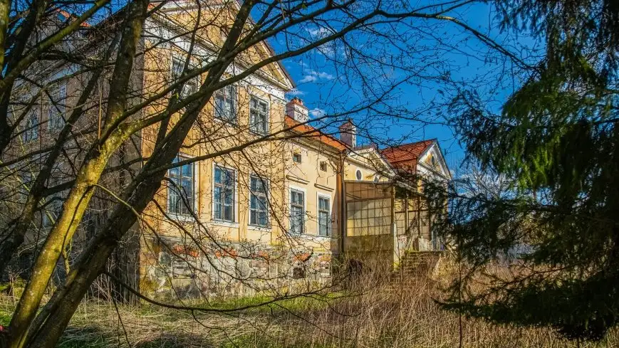 Pałac w Skandławkach – do kupienia romantyczna pozostałość dawnych Mazur