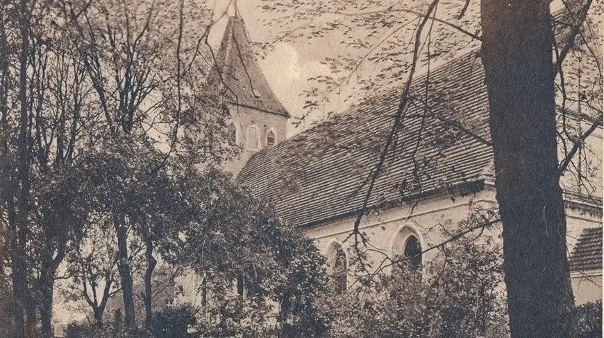 Cień historii. Banie Mazurskie – wieś w cieniu piramidy
