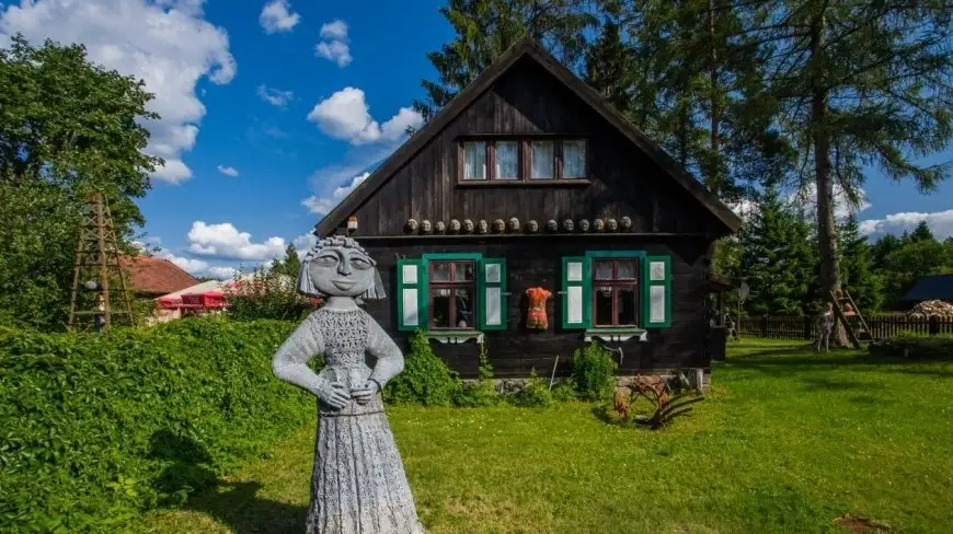 To trzeba na Mazurach zobaczyć. Galeria Głów w Zgonie