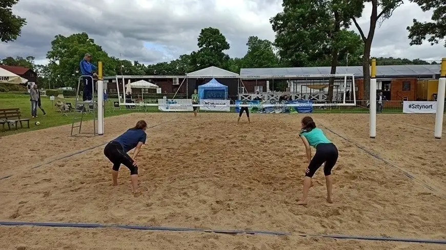 Sportowe niedziele z OSiR-em. Zapraszamy na "siatkówkę" i na plażę