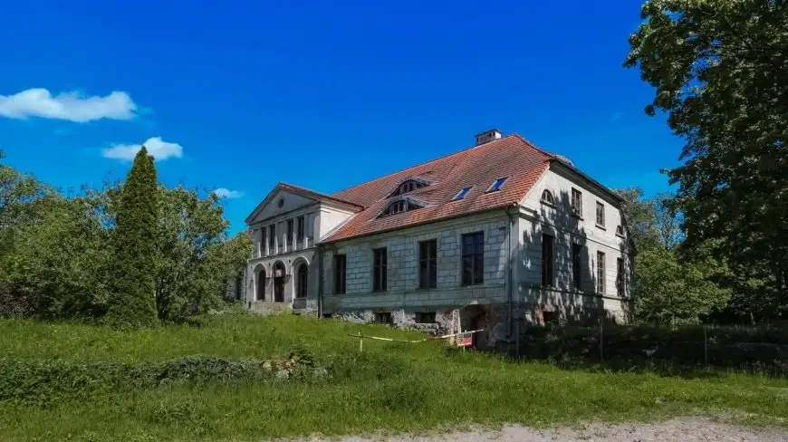 Romantyczne dworki na Mazurach. Warto je zobaczyć