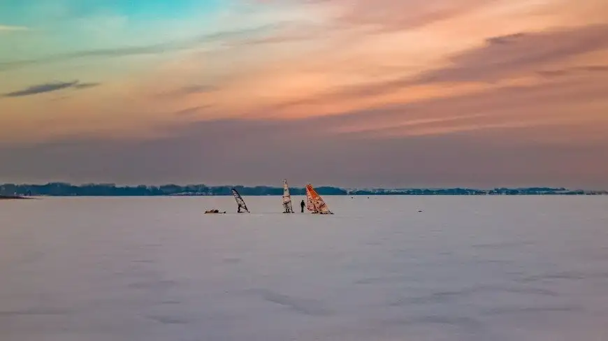 Policjanci dronem patrolują zamarznięte mazurskie jeziora