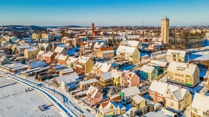 Mazury otulone śniegiem i skute lodem. Tak wyglądają Mikołajki