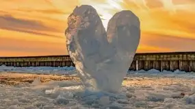 Zapraszamy na imprezę! Rzeźbienie w lodzie na plaży w Giżycku