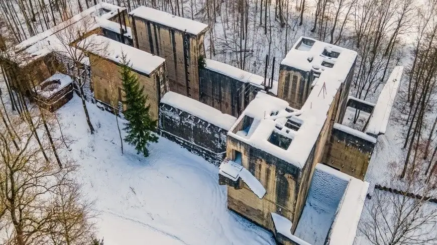 Monumentalna i tajemnicza. Śluza w Leśniewie Górnym w zimowej szacie