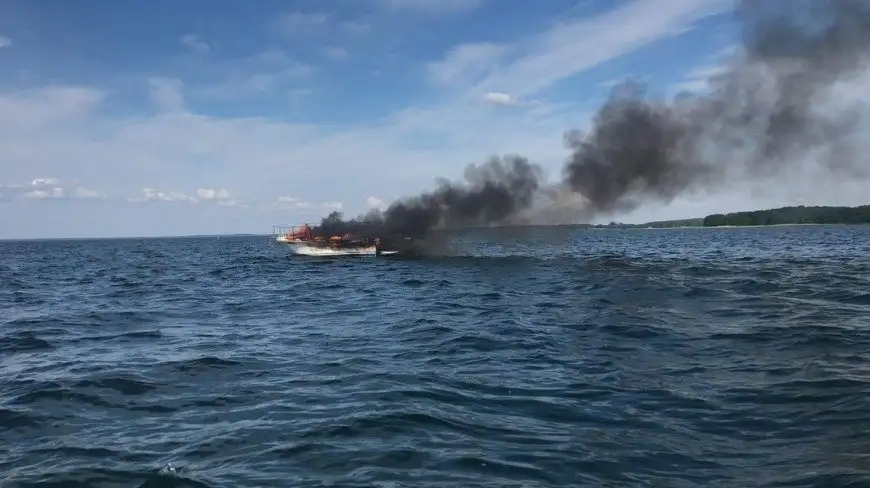 Pożar łodzi na Śniardwach. Trzy osoby ranne