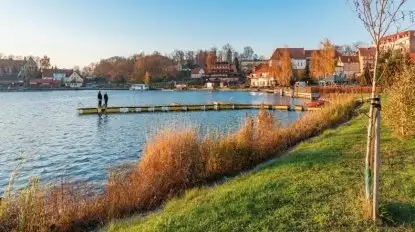 Ryn w jesiennym, mazurskim zachodzie słońca