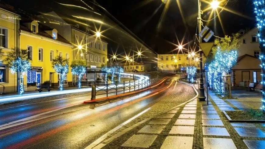 Ryn na Mazurach nocą.