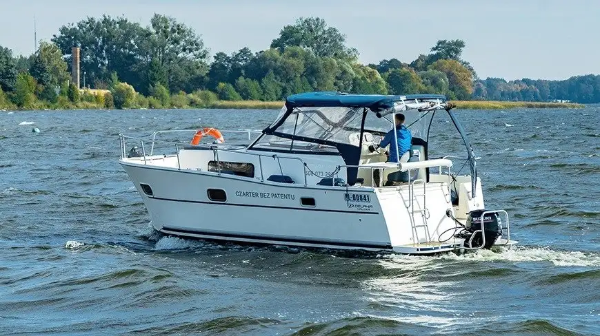 Czy mogę pływać jachtem lub łodzią motorową typu houseboat bez patentu?