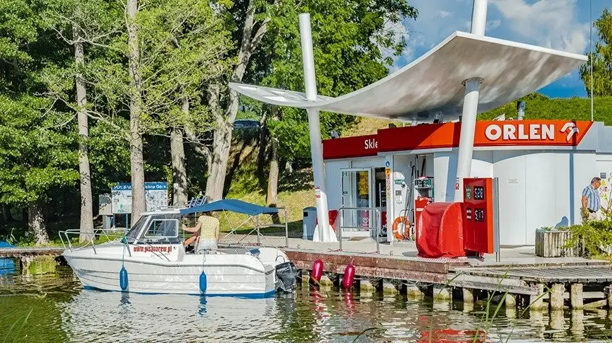 Stacja Orlen przy porcie Sailor w Pięknej Górze, jezioro Kisajno