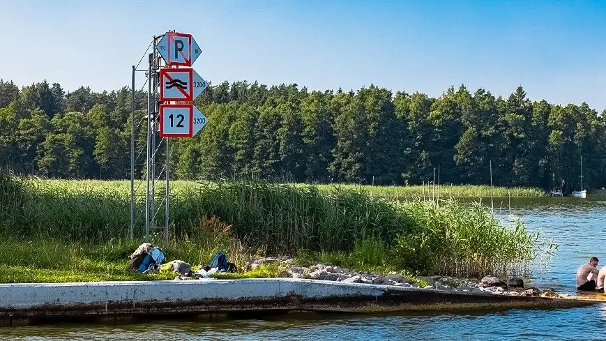 Znaki przy kanale Kula nad jeziorem Bocznym