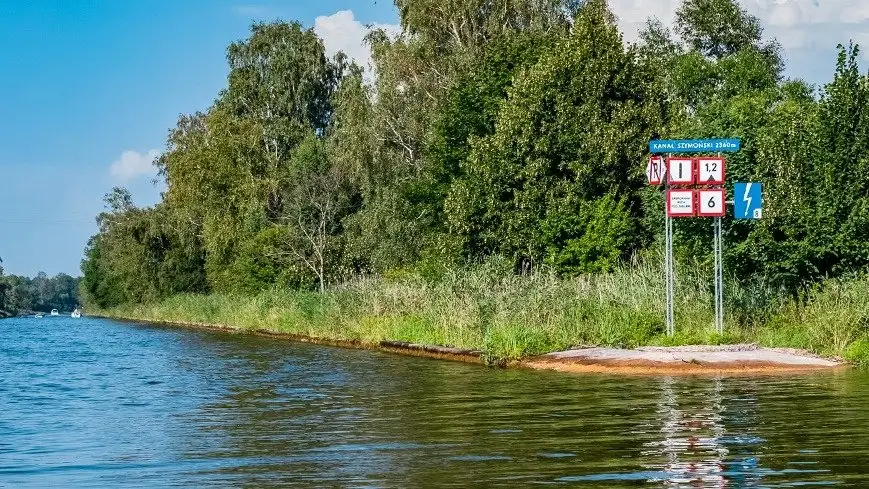 Znaki przy wejściu do kanału Szymońskiego