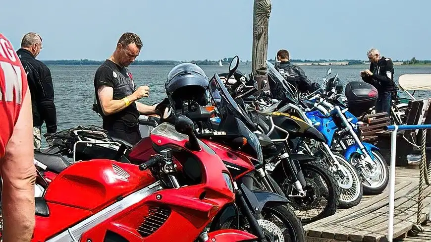 Na pomoście w porcie Marina Lester Club - często można spotkać motocykle