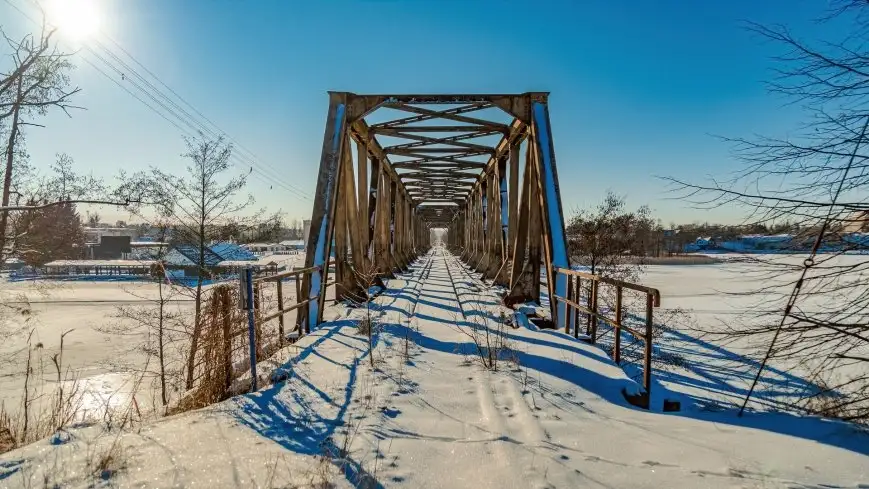 Most kolejowy w Mikołajkach w zimowej scenerii