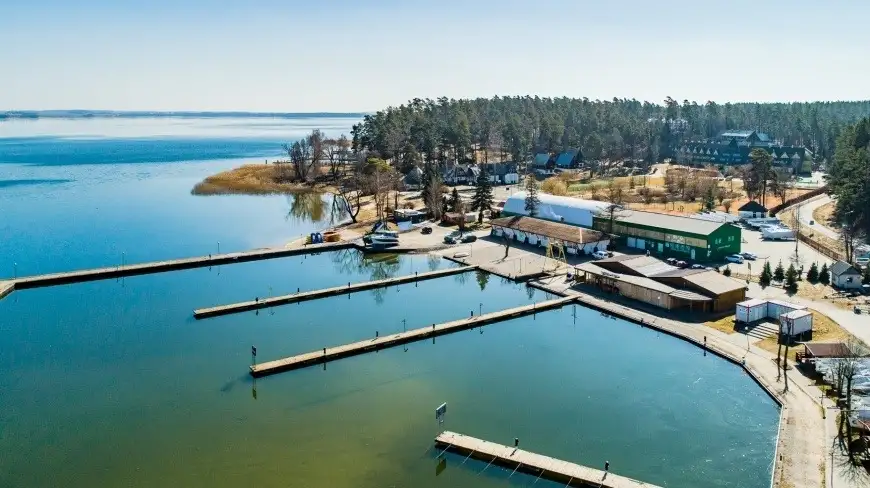 Mazury na weekend. Dlaczego warto odwiedzić Wilkasy?