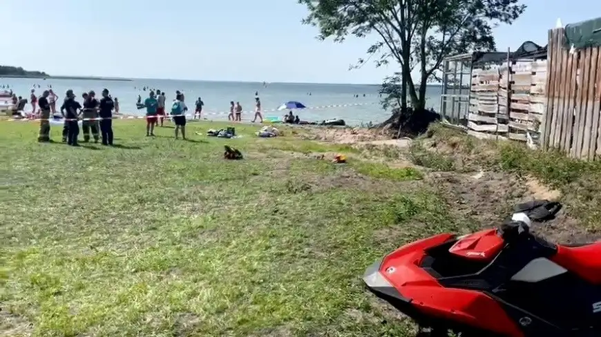 O włos od tragedii na jeziorze Śniardwy. Rozpędzony skuter wpadł na plażę