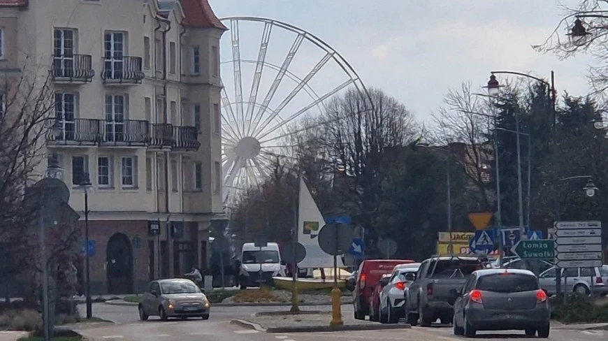 Powstaje nowoczesny lunapark w Giżycku. Zainstalowano już olbrzymie koło widokowe