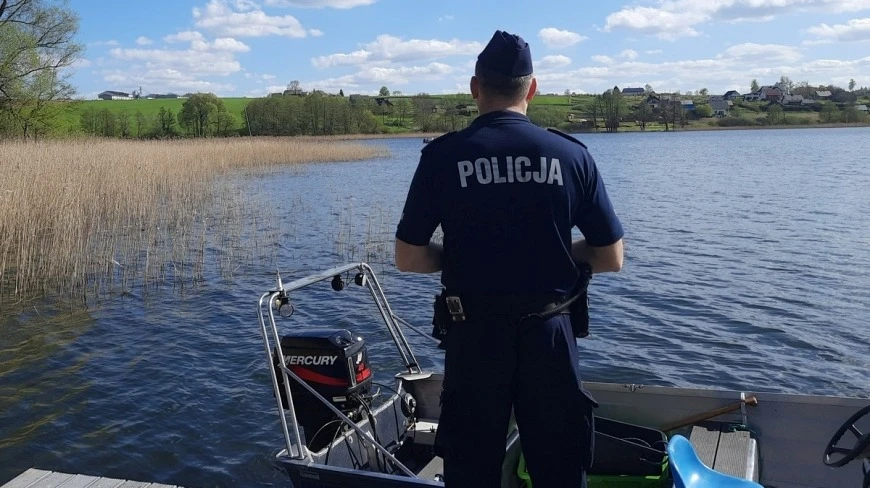 Policjanci zapowiadają „zero” pobłażania dla spożywania alkoholu podczas pływania po mazurskich akwenach