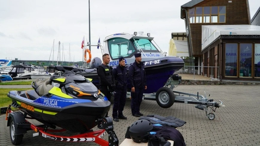 Policjanci będą patrolowali mazurskie jeziora na nowym sprzęcie