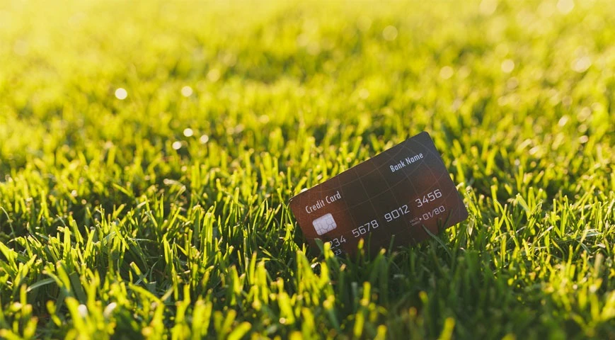Jak korzystać z kart kredytowych podczas wizyty na Mazurach? Porady dla turystów