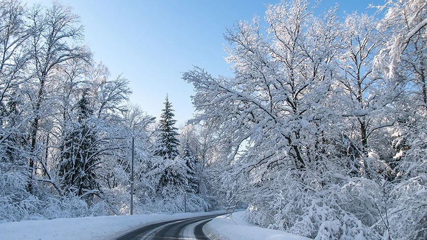 Jazda po mazurskich drogach zimą – wyzwania i wskazówki