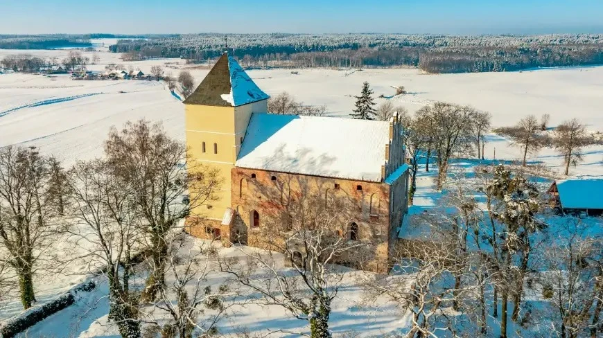 Kościół w Bezławkach na Mazurach.