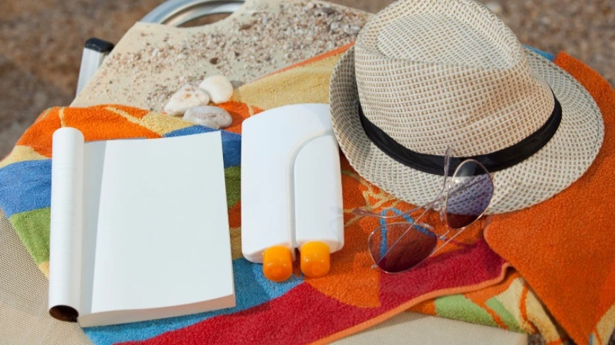 Wakacyjny niezbędnik: Lista najpotrzebniejszych rzeczy, które należy spakować idąc na plażę