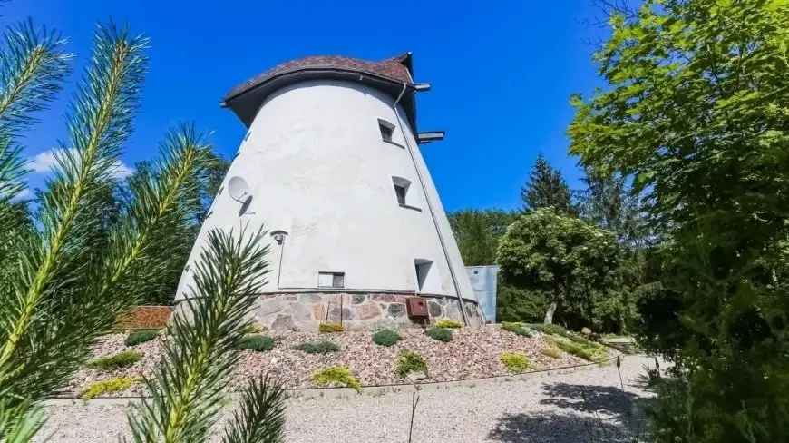 Nocleg można zaplanować w wiatraku holenderskim na Mazurach.