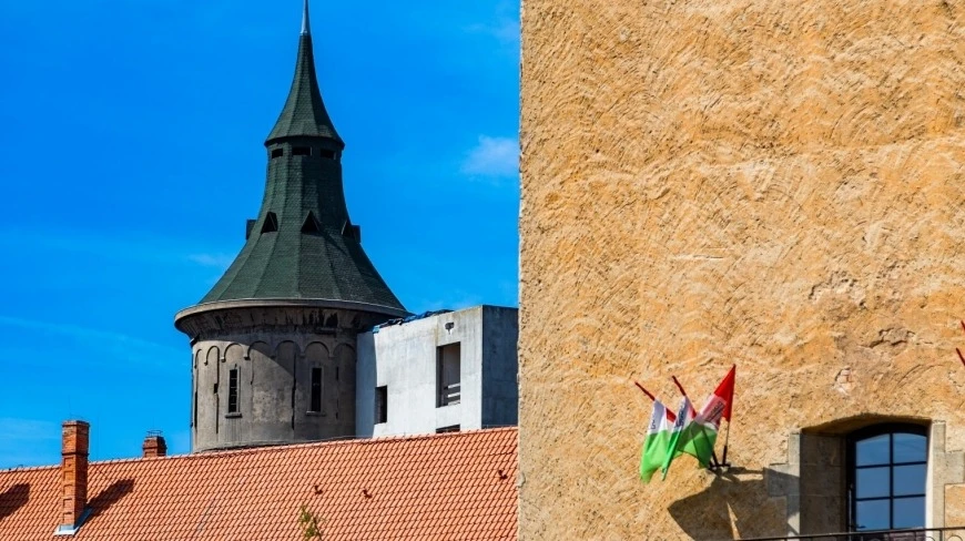 Widoczny fragment wieży ciśnień w Szczytnie na Mazurach.