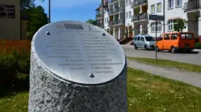 Węgorzewski Spacerownik – kamienne słupki, które pomagają odkryć mazurskie miasto