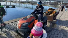 Podwodne sprzątanie Ekomariny w Giżycku. Na dnie było pełno śmieci