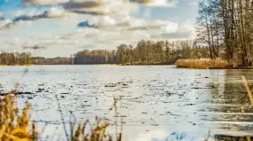 Jezioro Świętajno na Mazurach – raport nie wyjaśnia problemu zanikania wody